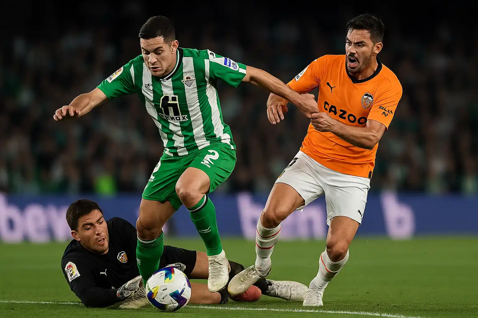 Real Betis vs Valencia - Soi kèo bóng đá 02:00-24/5 CakhiaTV 3 Tình huống nguy hiểm giữa Real Betis và Valencia trên sân cỏ
