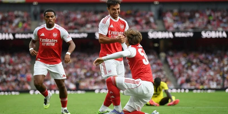 Max Dowman - Thần Đồng Tuổi Teen Sáng Giá Của Arsenal 4 Dù mới 15 tuổi Dowman cho thấy bản lĩnh hiếm có