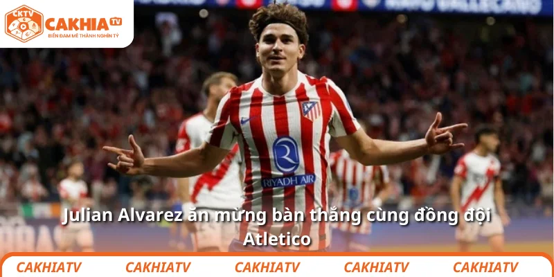 Julian Alvarez hóa nhện độc: Atletico tiễn Real Madrid 3 Julian Alvarez ăn mừng bàn thắng cùng đồng đội Atletico