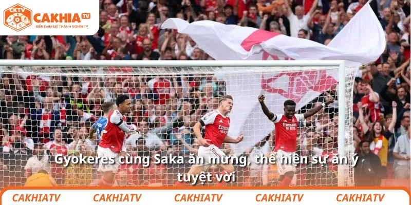 Khi Viktor Gyokeres cười, cả Atletico biết mình tiêu rồi 3 Gyokeres cùng Saka ăn mừng, thể hiện sự ăn ý tuyệt vời