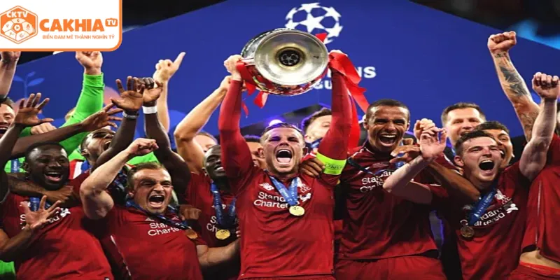 Conference League C3 Là Gì? Cùng CakhiaTV Tìm Hiểu Giải Đấu 2 Logo Conference League trên nền bản đồ châu Âu nhiều sắc xanh