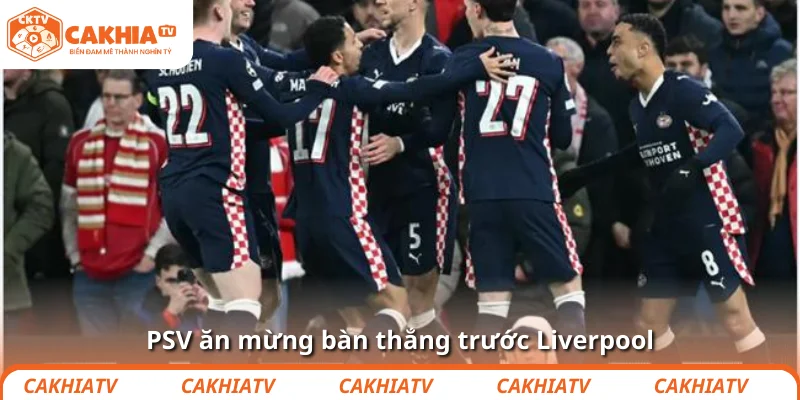 Arne Slot nói gì sau trận thua PSV khiến Liverpool mất mặt? 4 PSV ăn mừng bàn thắng trước Liverpool