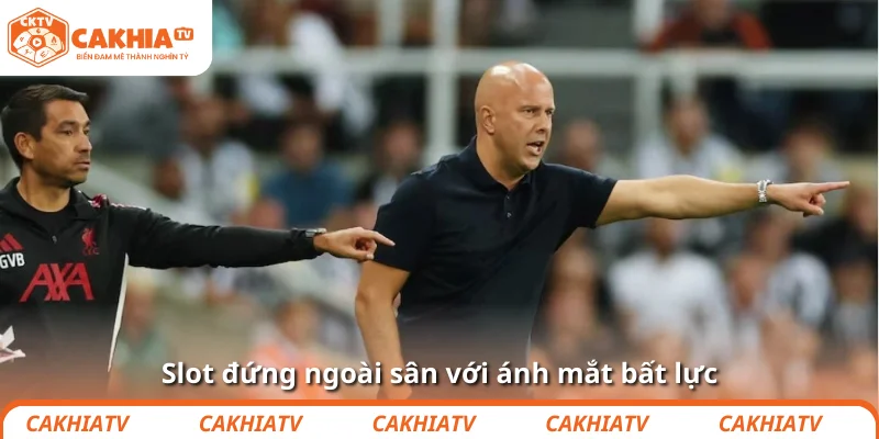 Arne Slot nói gì sau trận thua PSV khiến Liverpool mất mặt? 3 Slot đứng ngoài sân với ánh mắt bất lực