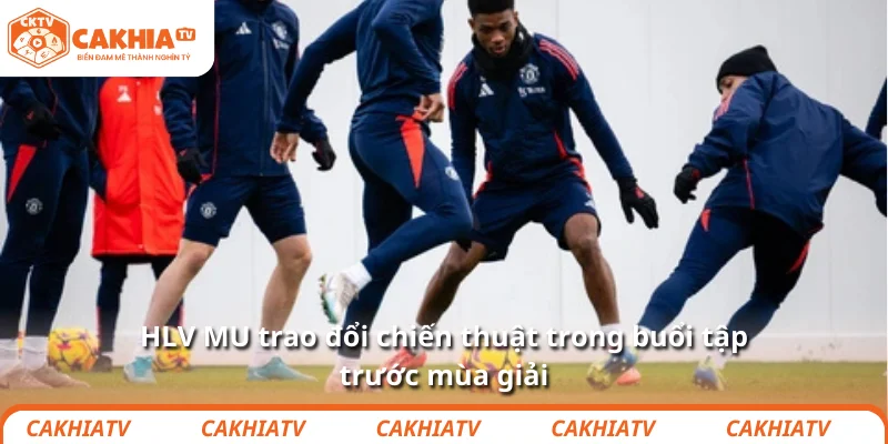 MU bán Zirkzee, đặt cược Antoine Semenyo cho hàng công mới 4 HLV MU trao đổi chiến thuật trong buổi tập trước mùa giải