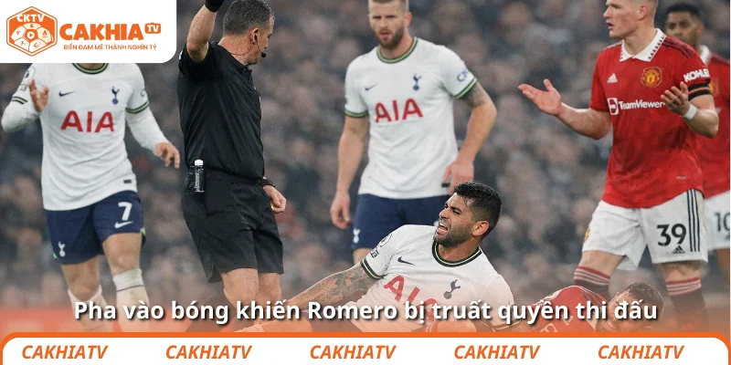 Romero lại nhận thẻ đỏ, Tottenham tiếp tục trả giá 3 Pha vào bóng khiến Romero bị truất quyền thi đấu