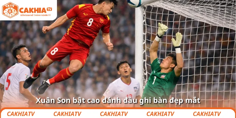 Bóng bổng: “Vũ khí tối thượng” của thầy Kim Sang-sik 4 Xuân Son bật cao đánh đầu ghi bàn đẹp mắt